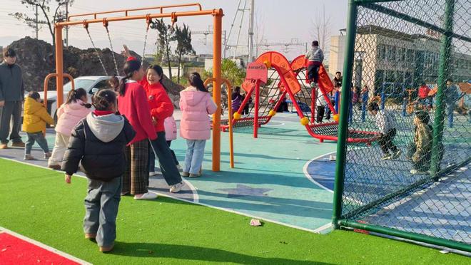 白沙镇：街面刷黑美颜值健身休闲好去处(图3)