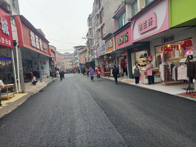 白沙镇：街面刷黑美颜值健身休闲好去处(图2)