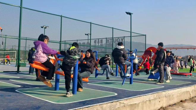 白沙镇：街面刷黑美颜值健身休闲好去处(图4)